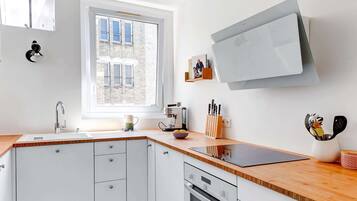 Frigorifero, forno, piano cottura, lavastoviglie