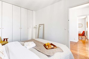 2 habitaciones, escritorio y tabla de planchar con plancha 