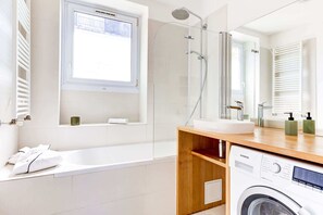 Regadera, secadora de cabello, toallas, jabón 