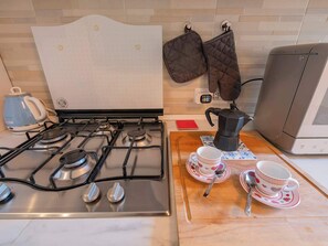Kjøleskap, mikrobølgeovn, ovn og kokeplater