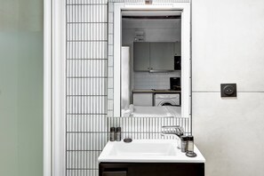 Shower, hair dryer, towels - BM- Petit Ecrin Chic & Design a Levallois (Levallois-Perret)