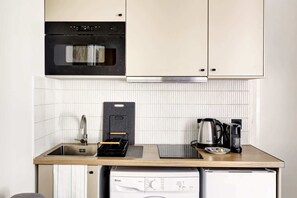 Fridge, microwave, stovetop, coffee/tea maker - BM- Petit Ecrin Chic & Design a Levallois (Levallois-Perret)