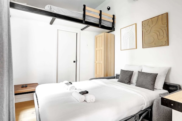 Iron/ironing board, travel cot, WiFi, bed sheets
