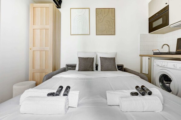 Iron/ironing board, travel crib, WiFi, bed sheets