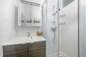 Douche, sèche-cheveux