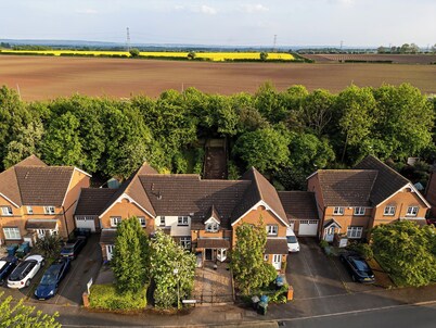 House Sleeps6-garden-petsok-parking-long Stay Disc