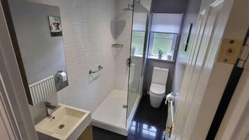 Pancuran mandi, pengering rambut, tuala disediakan