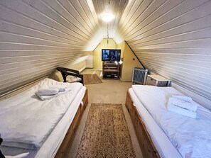 2 bedrooms, travel crib, free WiFi