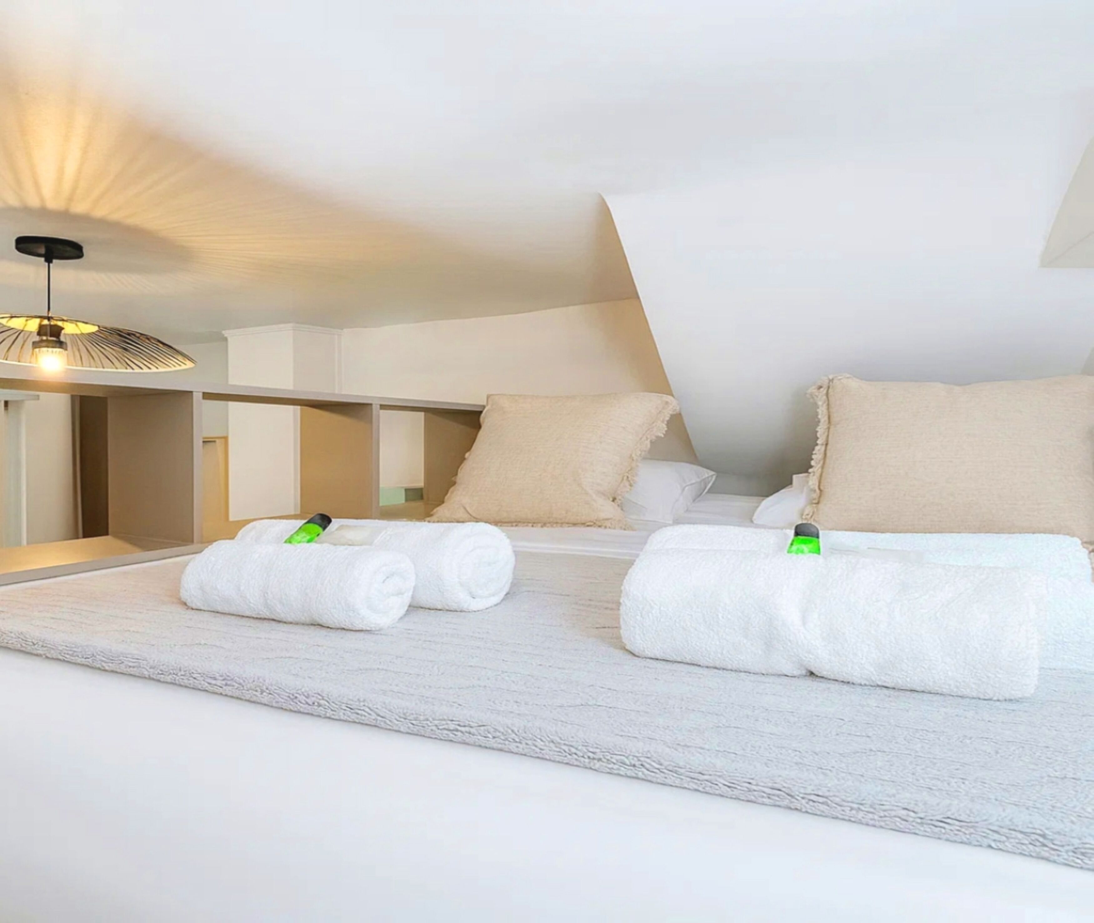 Estudio Signature | Tabla de planchar con plancha, cuna de viaje, wifi gratis y ropa de cama