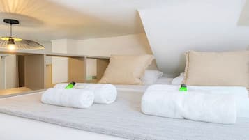 Estudio Signature | Tabla de planchar con plancha, cuna de viaje, wifi gratis y ropa de cama