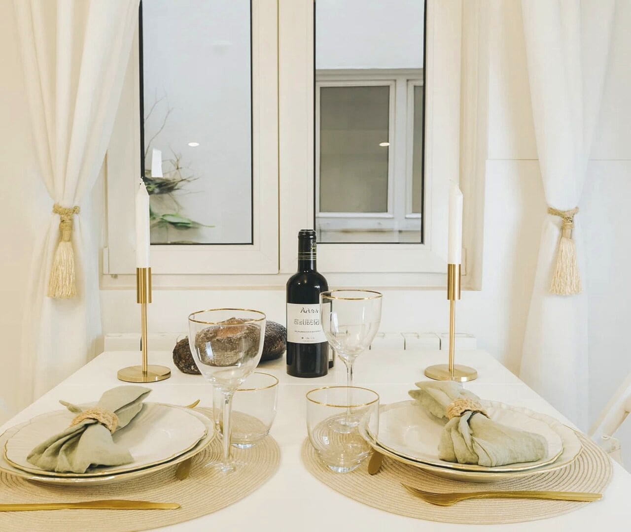 Signature Studio | Living area | 80-cm Smart TV with digital channels