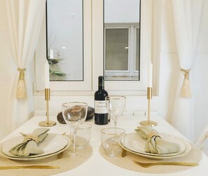 Studio Signature | Aire de séjour | Téléviseur connecté de 80 cm avec télévision numérique