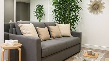 Estudio Prestigio | Área de sala de estar | Smart TV de 80 cm con canales digitales