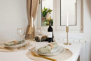 Signature Studio | Living area | 80-cm Smart TV with digital channels - 1571 Lombards (Paris)