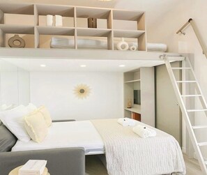 Signature Studio | Living area | 80-cm Smart TV with digital channels - 1571 Lombards (Paris)