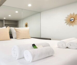 Studio Signature | Aire de séjour | Téléviseur connecté de 80 cm avec télévision numérique