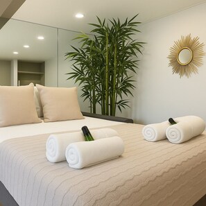 시그니처 스튜디오 | 거실 공간 | 디지털 채널 시청이 가능한 80cm 스마트 TV