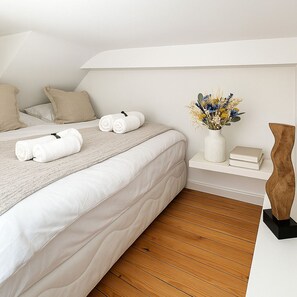 مكواة/لوح كي وسرير سفر وواي فاي مجانًا وملاءات أسرّة