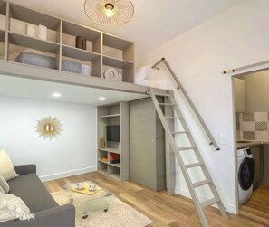 Signature Studio | Living area | 80-cm Smart TV with digital channels - 1571 Lombards (Paris)