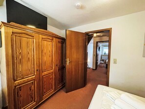 3 bedrooms, travel crib, free WiFi