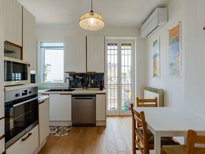 Een magnetron, een oven, een kinderstoel