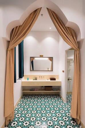 Classic Double Room, Pool View | Bathroom