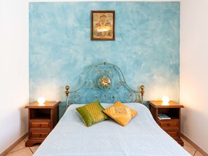 2 bedrooms, travel cot, free WiFi