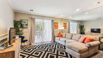 Televisión, reproductor de DVD y oficina