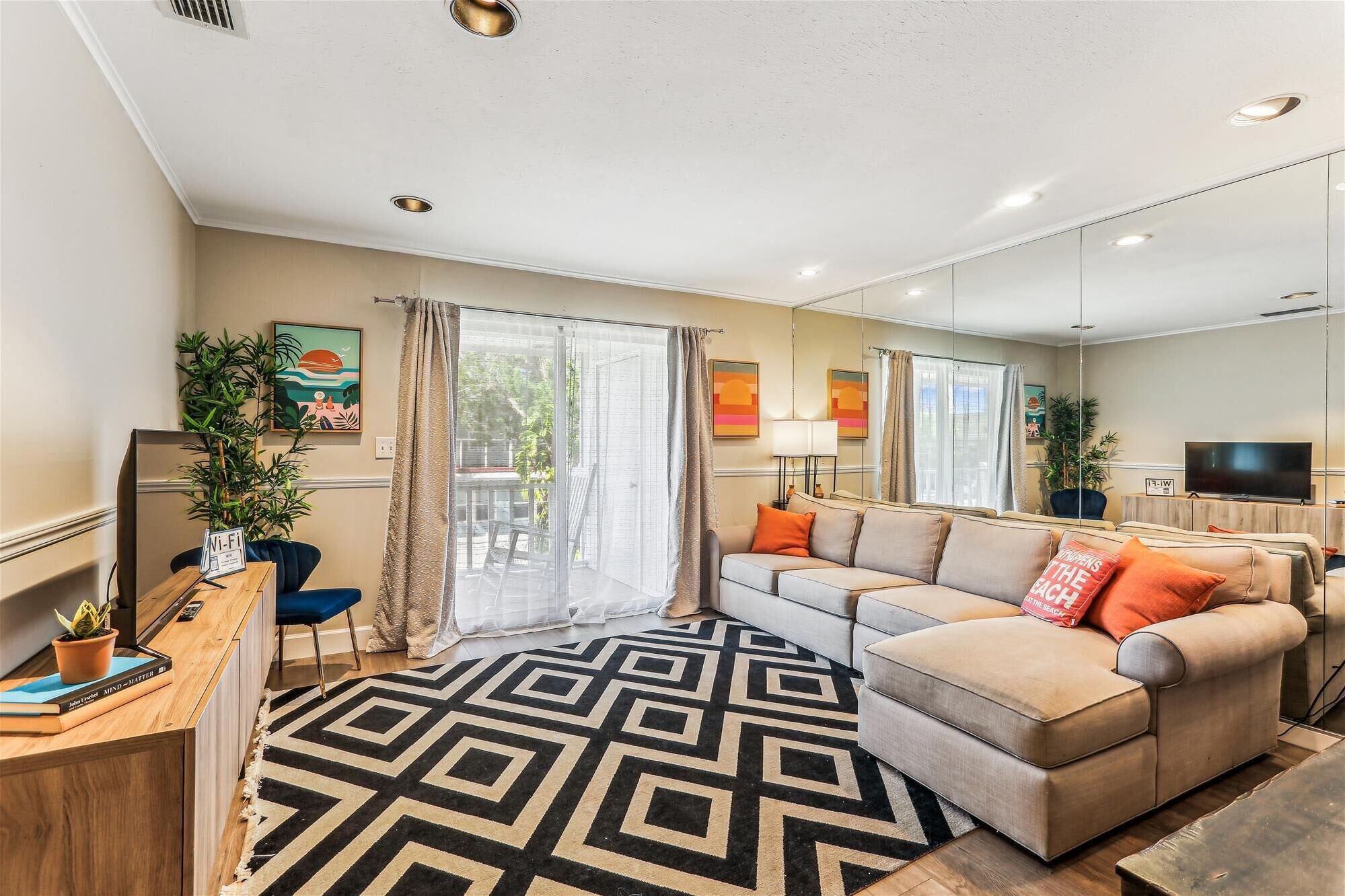 Télévision, lecteur de DVD, espaces bureaux