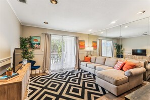 Télévision, lecteur de DVD, espaces bureaux