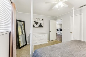 2 soverom, skrivebord, strykejern/-brett og wi-fi