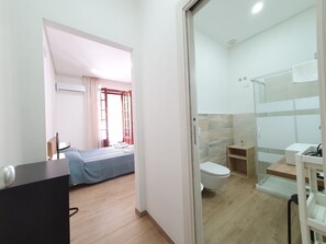 Travel crib, free WiFi