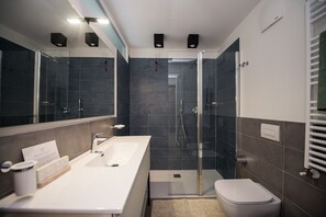 Shower, hair dryer, bidet, towels - Maison Selva - Corte Brunati Villetta Prestige (Salò)