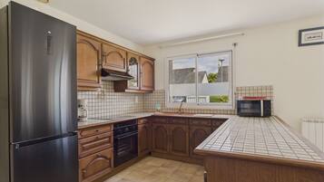 Een koelkast, een microgolfoven, een oven, een vaatwasser