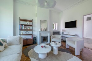 TV - Charming villa 250m from beach – sleeps 14 (Saint-Michel-Chef-Chef)