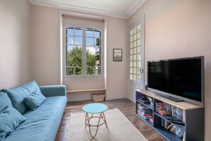 TV - Charming villa 250m from beach – sleeps 14 (Saint-Michel-Chef-Chef)