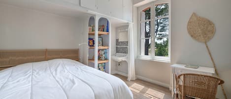 6 bedrooms, iron/ironing board, free WiFi