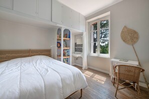 6 bedrooms, iron/ironing board, free WiFi