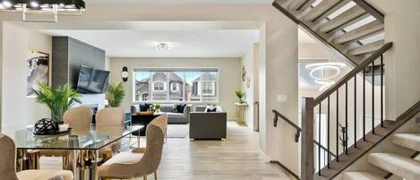 Tv, eldstad och kontor