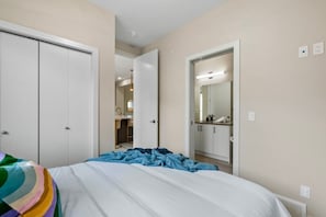 5 bedrooms, desk, iron/ironing board, WiFi
