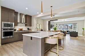 Réfrigérateur, four à micro-ondes, un four, surface de cuisson