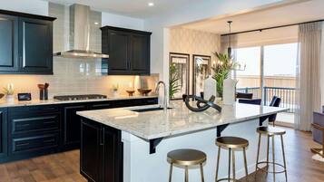 Jääkaappi, mikroaaltouuni, uuni, liesi