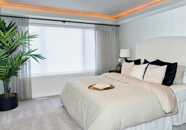 4 bedrooms, desk, WiFi, bed sheets