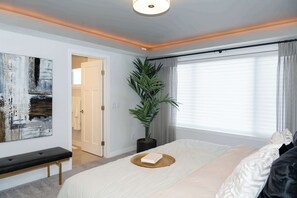 4 bedrooms, desk, WiFi, bed sheets