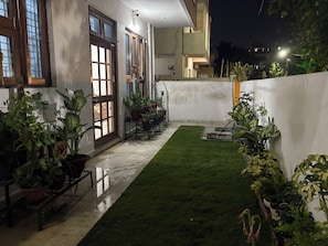 Terrace/patio - Cozy 2-bedroom apartment in enchanting Bhopal with WiFi, AC (Bhopal)