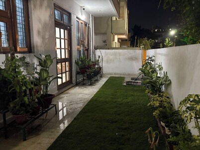 Cozy 2-bedroom apartment in enchanting Bhopal with WiFi, AC