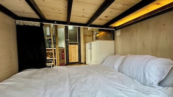 1 bedroom, bed sheets