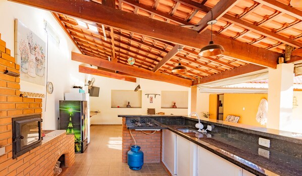 Geladeira, micro-ondas, cooktop, cafeteira/chaleira