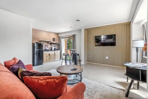 Suite | Desk, laptop workspace, free WiFi - The Mulberry (Logan)