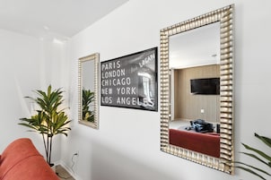 Escritorio, espacio para trabajar con laptop y wifi gratis